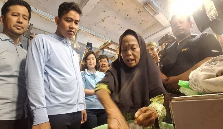 Blusukan Gibran kali ini temui pedagang Pasar Pandan Sari Balikpapan Blusukan Gibran kali ini temui pedagang Pasar Pandan Sari Balikpapan