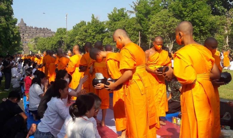 Peserta Pabbajja Samanera melakukan pindapatta di Borobudur