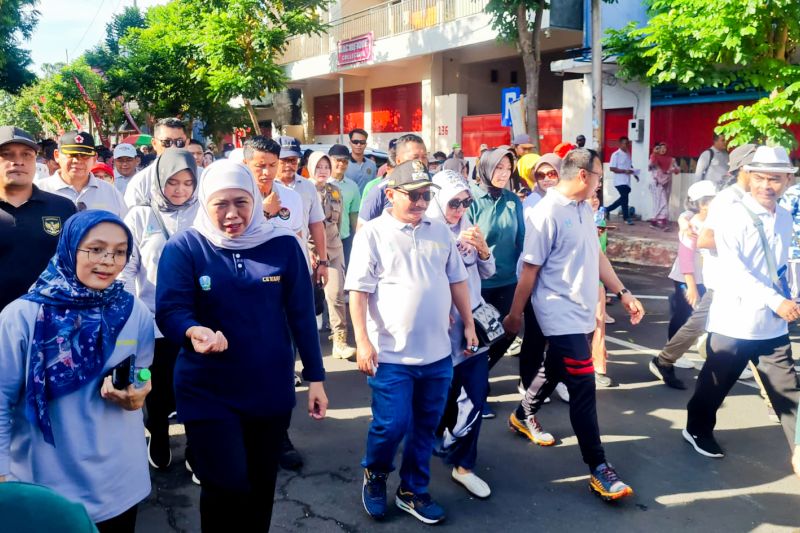 Gubernur Jatim Khofifah  Indar Parawansa  jalan sehat bersama warga di Situbondo