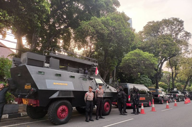Polisi siagakan kendaraan taktis di depan KPU RI