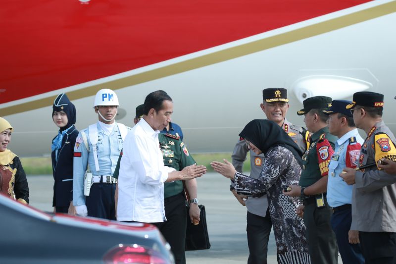 Gubernur dan Bupati Banyuwangi sambut kedatangan Presiden Jokowi Gubernur dan Bupati Banyuwangi sambut kedatangan Presiden Jokowi