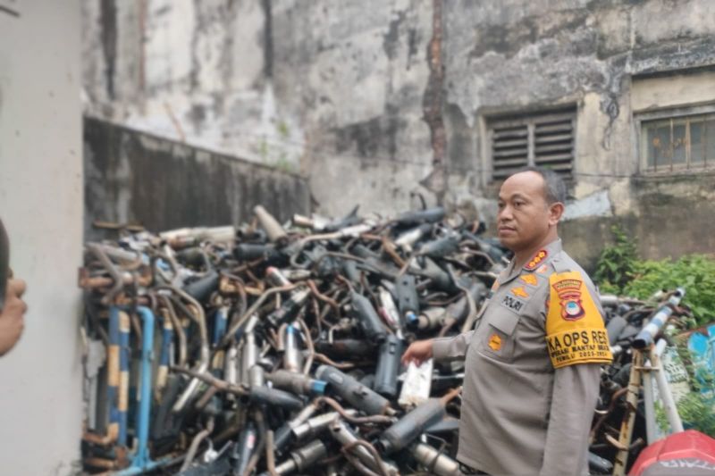 4.895 buah knalpot brong kendaraan disita kepolisian Makassar 4.895 buah knalpot brong kendaraan disita kepolisian Makassar