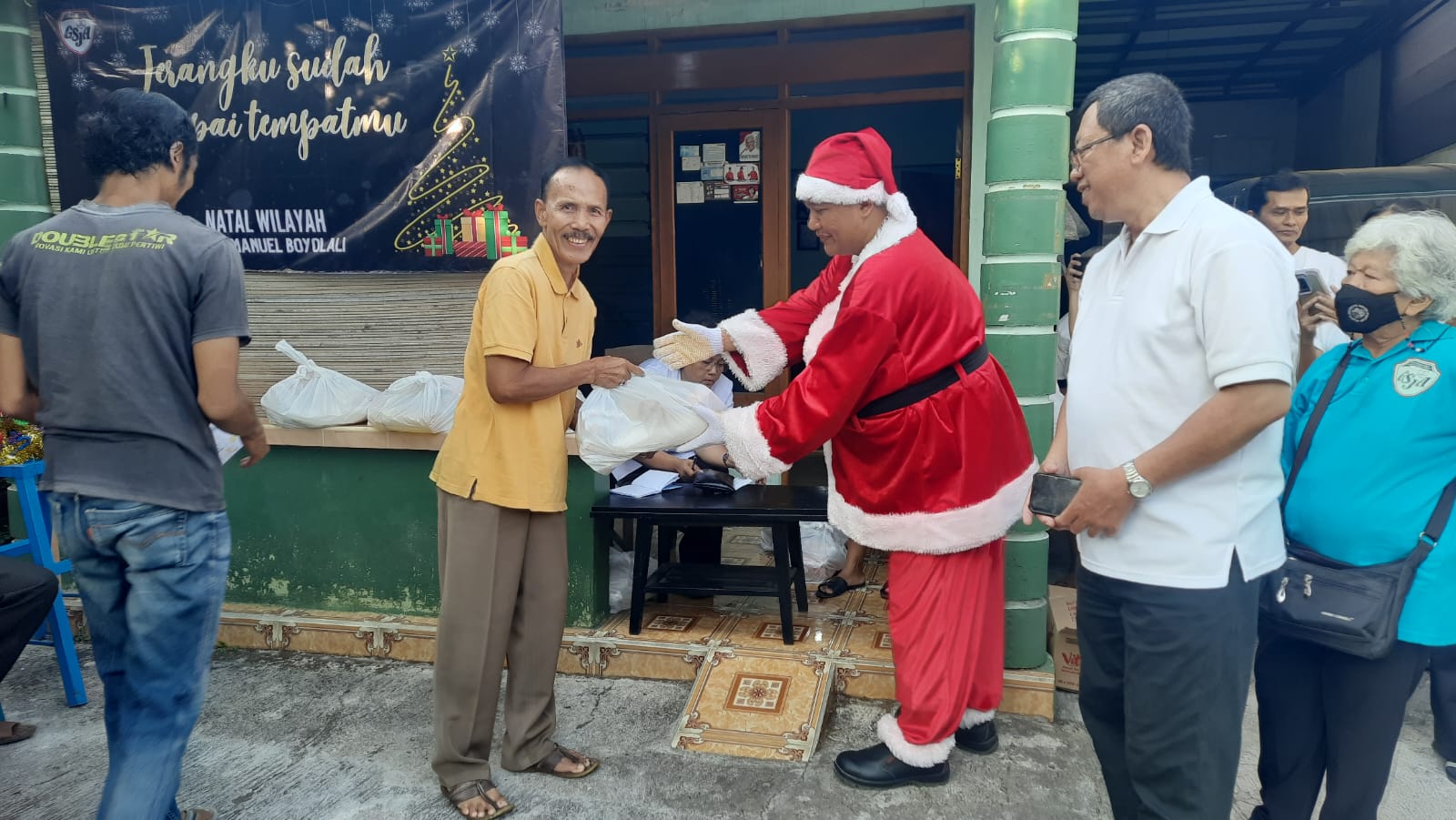 Sambut Natal 2023, sinterklas blusukan kampung bagikan paket sembako