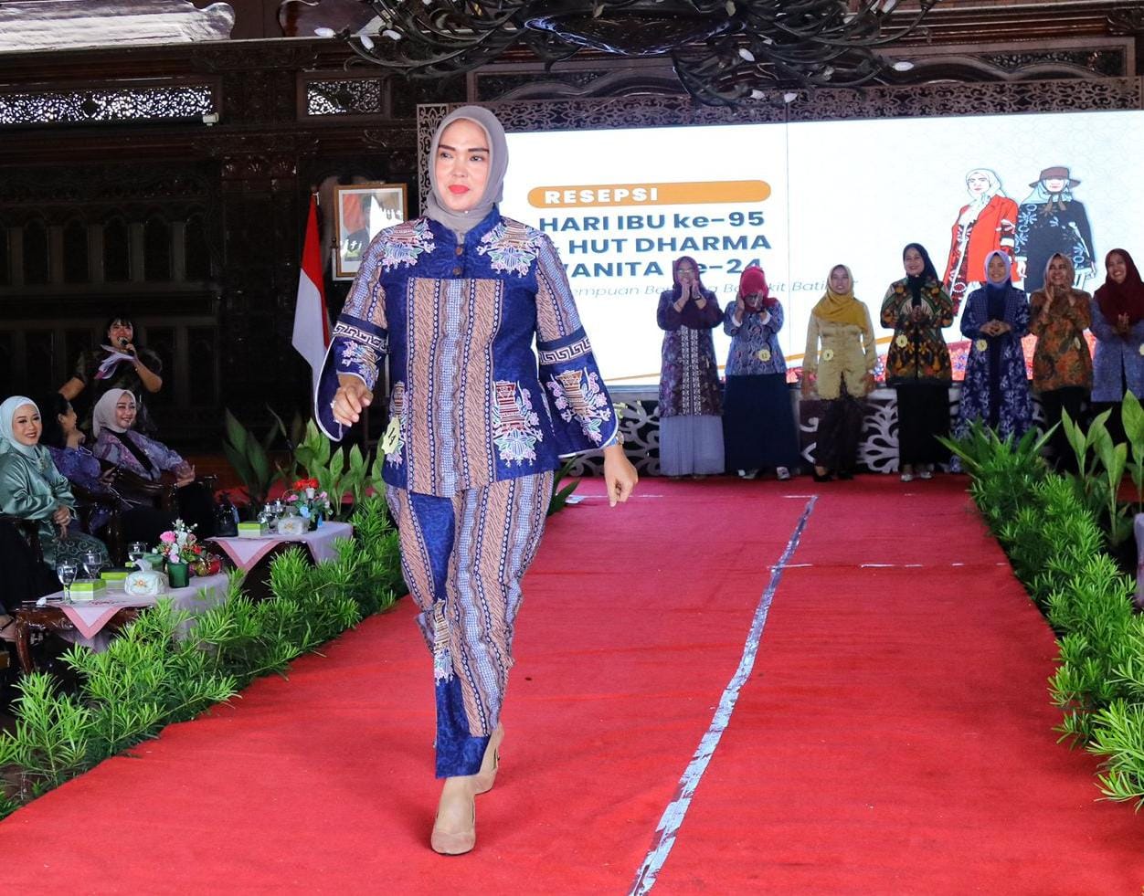 Meriahkan peringatan Hari Ibu, istri kepala OPD di Kudus ikuti lomba fashion show batik Meriahkan peringatan Hari Ibu, istri kepala OPD di Kudus ikuti lomba fashion show batik