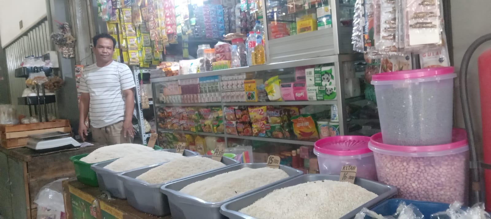 Harga bahan pangan tinggi, pedagang pasar kesulitan jual barang dagangan Harga bahan pangan tinggi, pedagang pasar kesulitan jual barang dagangan