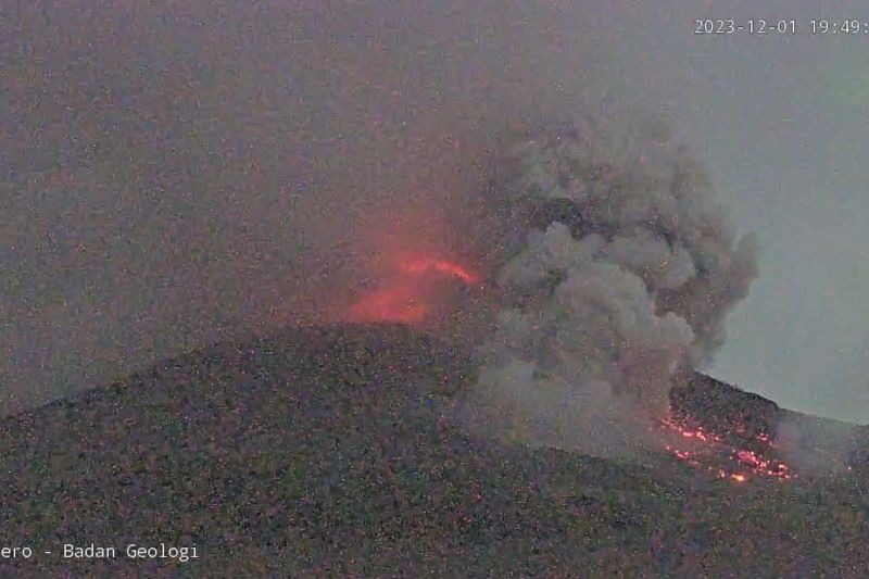 Gunung Merapi meluncurkan awan panas guguran sejauh 3,5 kilometer Gunung Merapi meluncurkan awan panas guguran sejauh 3,5 kilometer