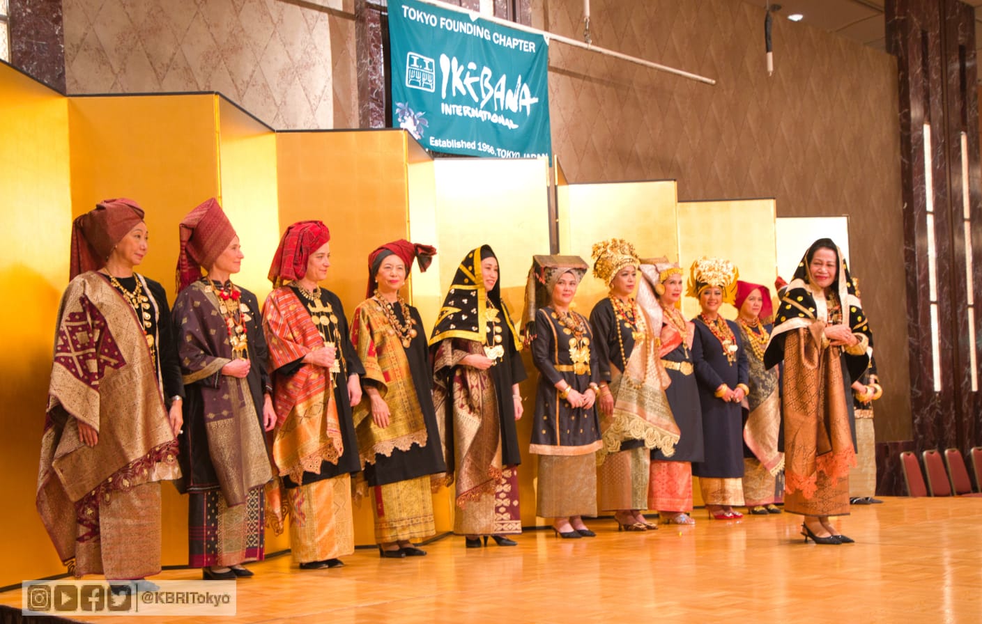 Peragaan busana Minangkabau pukau pengunjung Ikebana International Fair 2023 di Jepang Peragaan busana Minangkabau pukau pengunjung Ikebana International Fair 2023 di Jepang