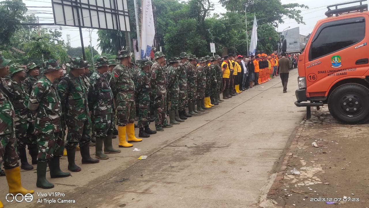 Antisipasi banjir. Kodim 0507/Bekasi dan unsur lain lakukan bersih sampah Antisipasi banjir. Kodim 0507/Bekasi dan unsur lain lakukan bersih sampah