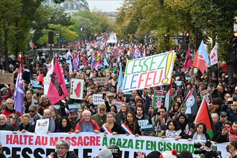 Ratusan warga Paris dukung Palestina sebut Tidak ada Natal di Gaza Ratusan warga Paris dukung Palestina sebut Tidak ada Natal di Gaza