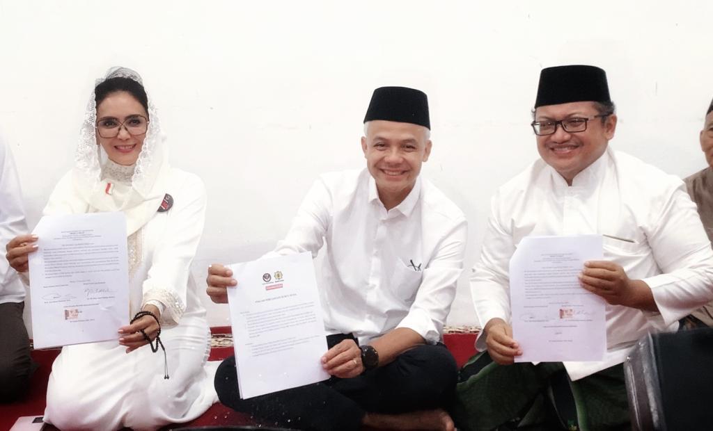 Ganjar tandatangani Piagam Perjuangan Nurul Huda Tri Dharma GAMA untuk Pesantren Ganjar tandatangani Piagam Perjuangan Nurul Huda Tri Dharma GAMA untuk Pesantren