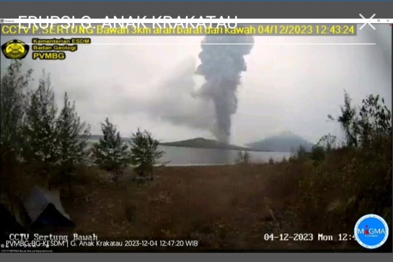 Gunung Anak Krakatau kembali erupsi setinggi 2.000 meter Gunung Anak Krakatau kembali erupsi setinggi 2.000 meter