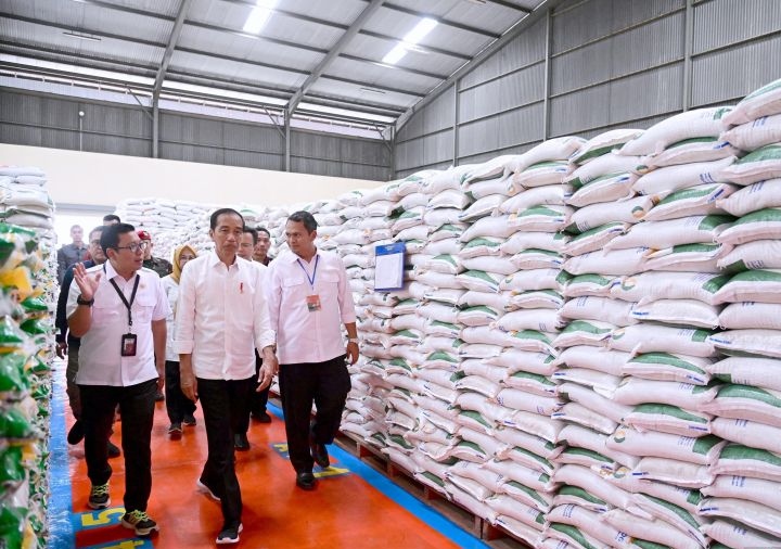Jokowi tegaskan jika APBN cukup, bantuan pangan CBP akan dilanjutkan Jokowi tegaskan jika APBN cukup, bantuan pangan CBP akan dilanjutkan