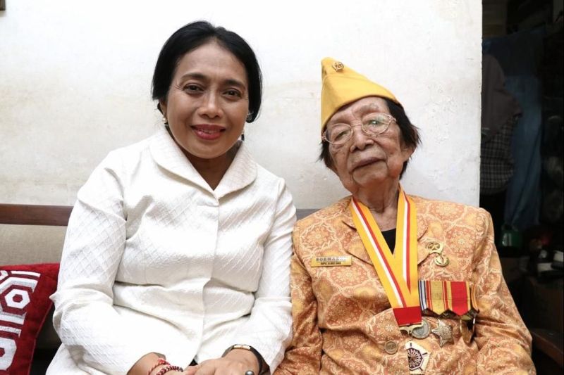 Menteri Bintang anjangsana ke perempuan pejuang dalam rangka Hari Ibu Menteri Bintang anjangsana ke perempuan pejuang dalam rangka Hari Ibu