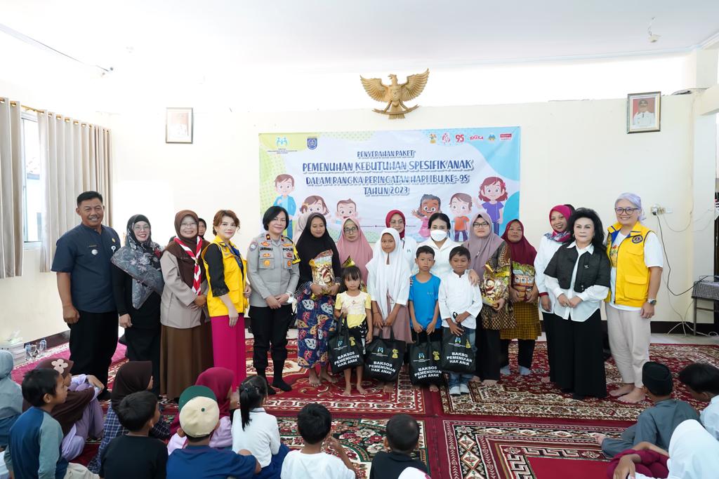 Bersama Menteri PPPA Bintang Puspayoga, Livienne Russellia melakukan program bakti sosial di Kampung Cinere