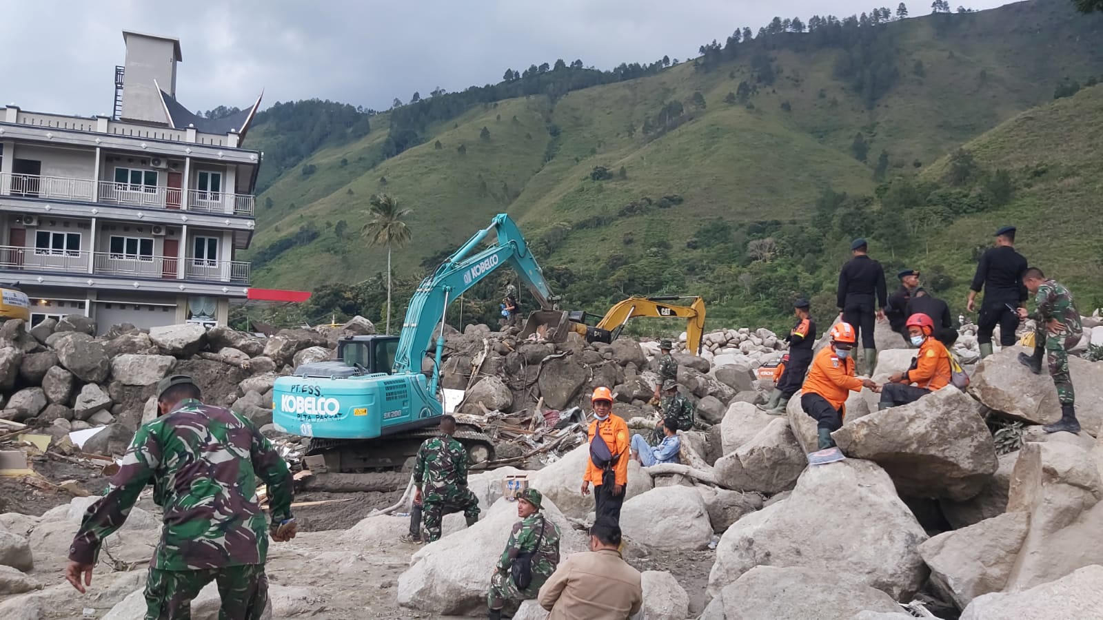 Tim SAR gabungan perluas area pencarian 10 orang korban banjir bandang di Humbahas Tim SAR gabungan perluas area pencarian 10 orang korban banjir bandang di HumbahasÂ