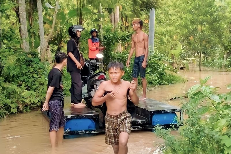Warga OKU Sumsel beraktivitas gunakan perahu akibat banjir Warga OKU Sumsel beraktivitas gunakan perahu akibat banjir