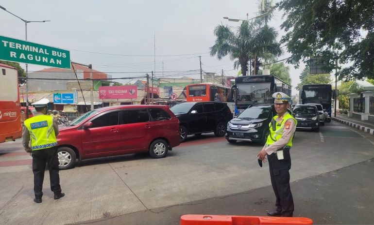 Sebanyak 998 personel gabungan amankan tahun baru di Jakarta Selatan Sebanyak 998 personel gabungan amankan tahun baru di Jakarta Selatan