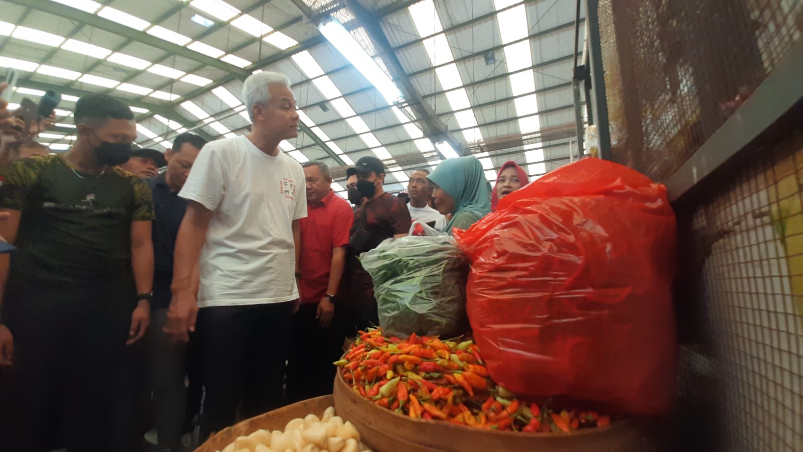 Capres Ganjar Pranowo blusukan ke pasar tradisional Kebon Agung Boyolali Capres Ganjar Pranowo blusukan ke pasar tradisional Kebon Agung Boyolali