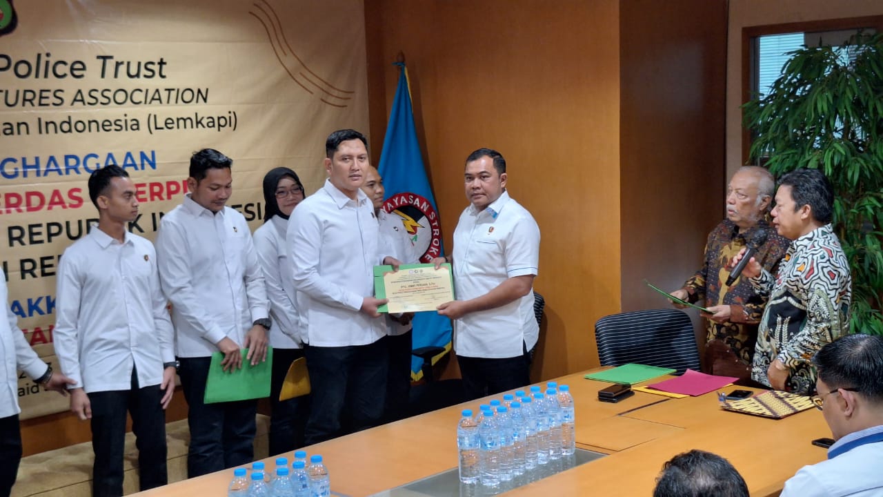 Sukses ungkap kasus gagal ginjal anak, anggota Polri dan Kejagung terima penghargaan