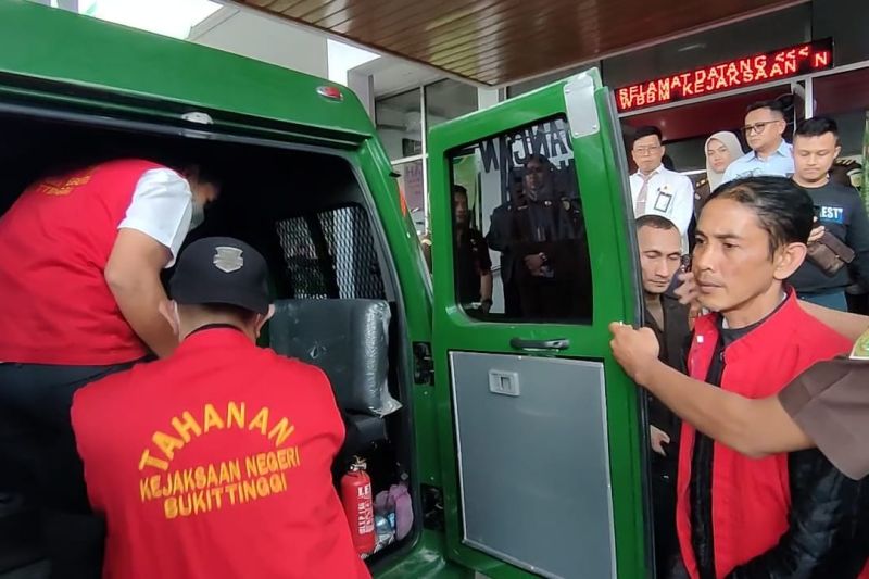 Enam tersangka resmi ditahan atas dugaann korupsi Pasar Atas Bukittinggi