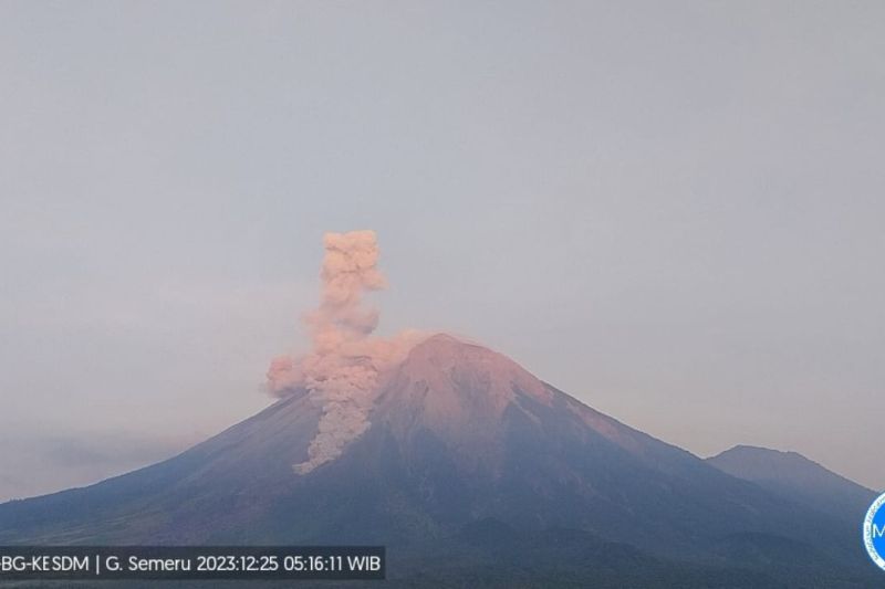 Gunung Semeru kembali alami erupsi
