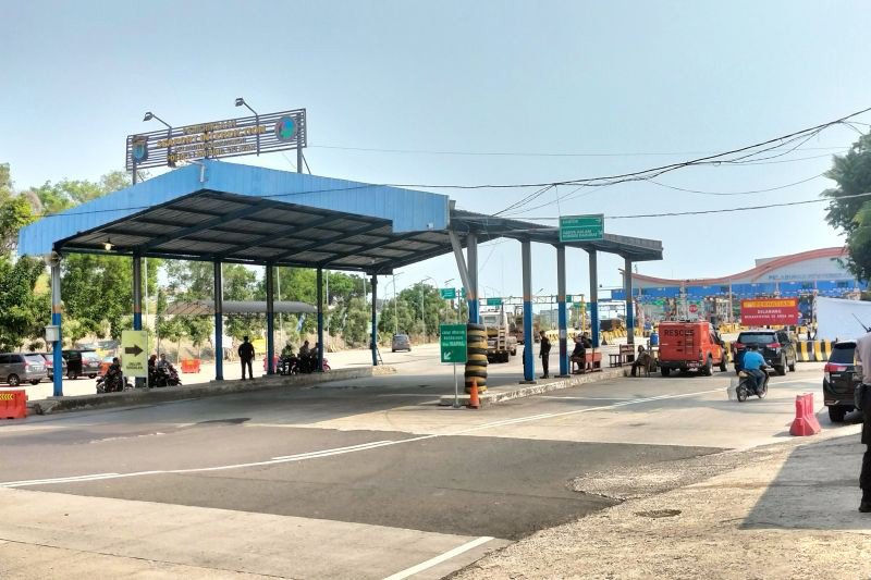 Arus penumpang di Pelabuhan Bakauheni ramai lancar pada H-1 Natal Arus penumpang di Pelabuhan Bakauheni ramai lancar pada H-1 Natal