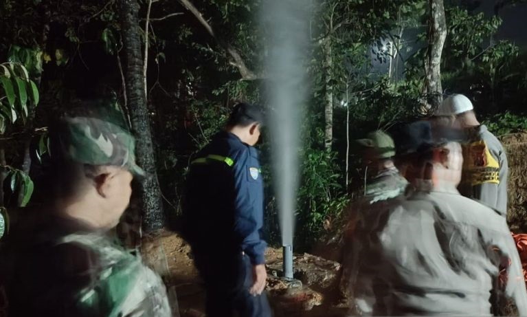 Petugas gabungan amankan lokasi semburan air sumur bor di Pamekasan Petugas gabungan amankan lokasi semburan air sumur bor di Pamekasan