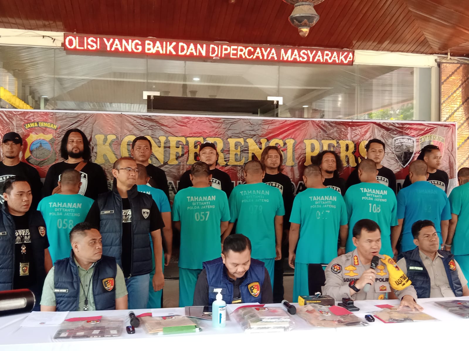 Polda Jateng tangkap delapan debt collector yang main rampas mobil kreditur Polda Jateng tangkap delapan debt collector yang main rampas mobil kreditur