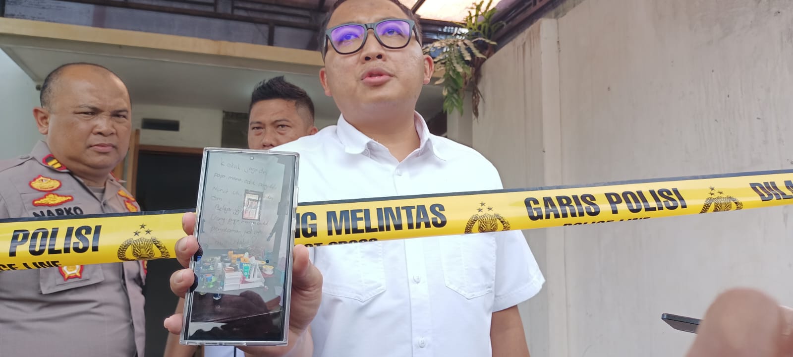 Korban bunuh diri tinggalkan uang untuk biaya pemakaman Korban bunuh diri tinggalkan uang untuk biaya pemakaman
