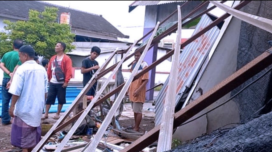 23 Desember 2022: Puting Beliung porak porandakan rumah warga di tiga desa di Paiton Probolinggo 23 Desember 2022: Puting Beliung porak porandakan rumah warga di tiga desa di Paiton Probolinggo