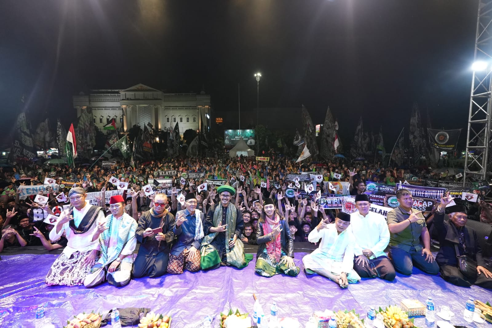 Ribuan warga hadiri Sholawat Kebangsaan dukung Ganjar-Mahfud di Kabupaten Sleman Ribuan warga hadiri Sholawat Kebangsaan dukung Ganjar-Mahfud di Kabupaten Sleman