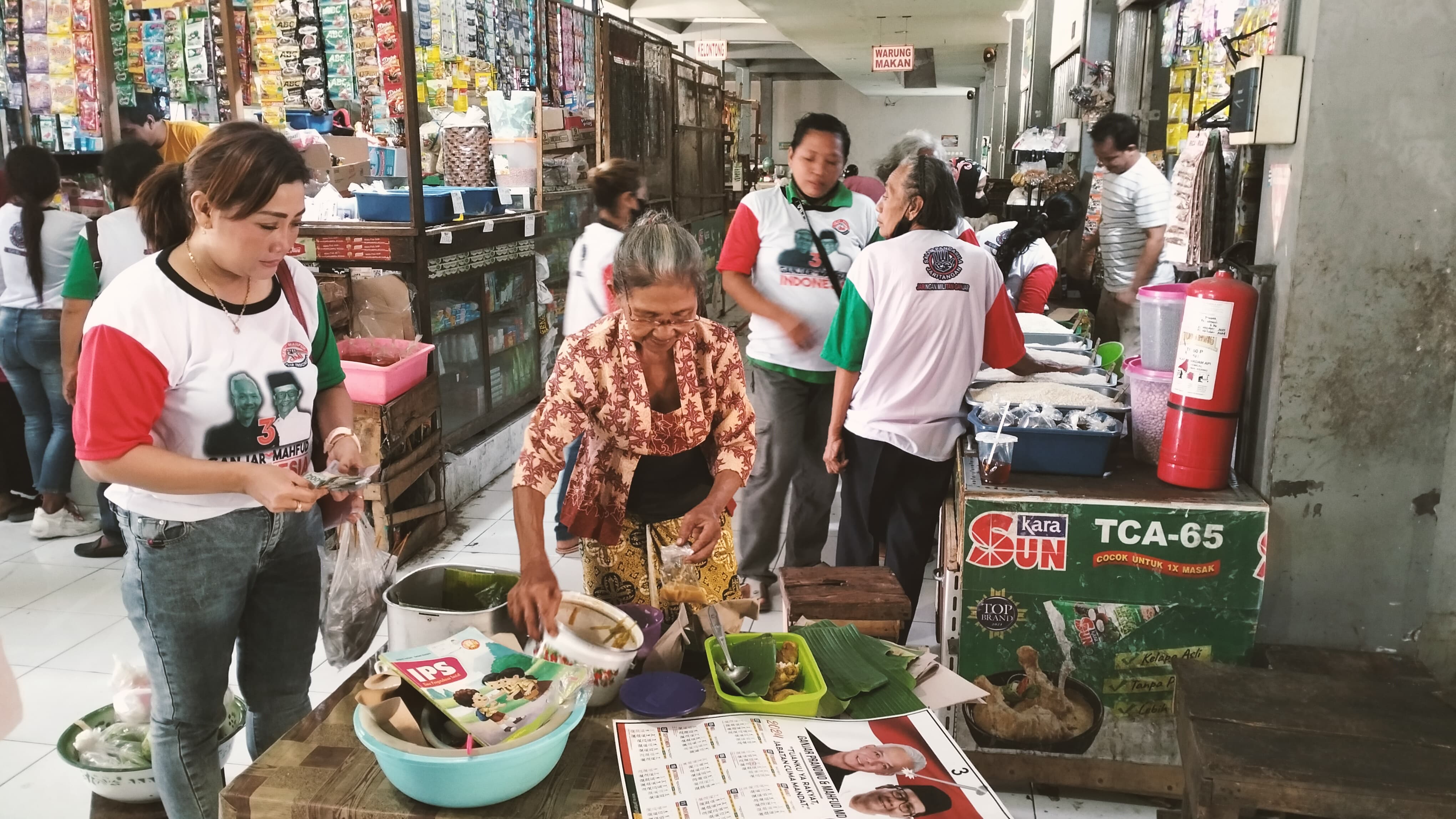 Relawan Jaritangan perkenalkan Ganjar - Mahfud MD ke pasar tradisional sambil berbelanja bareng Relawan Jaritangan perkenalkan Ganjar - Mahfud MD ke pasar tradisional sambil berbelanja bareng