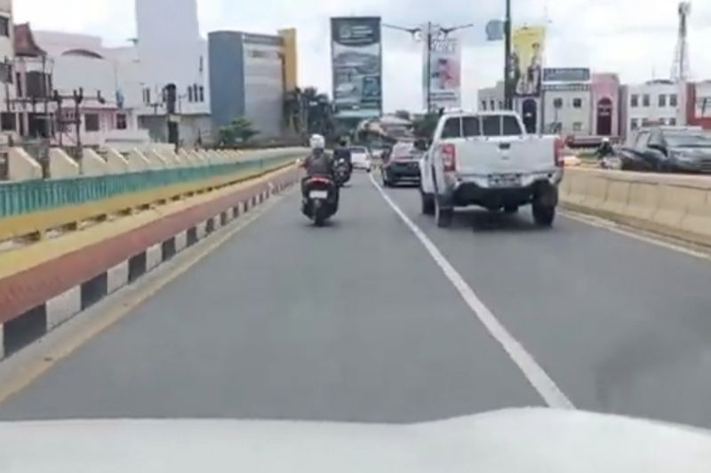 Satpol PP Pekanbaru tertibkan alat peraga kampanye di jembatan layang