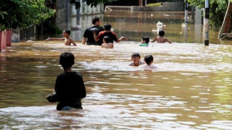 15 Desember 2015: Banjir bandang di Jorong Paraman Dareh Pasaman, ratusan warga mengungsi