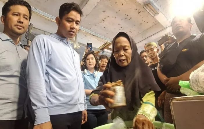 Blusukan ke Pasar Pandansari, Gibran Rakabuming Raka disambut meriah oleh warga Balikpapan Blusukan ke Pasar Pandansari, Gibran Rakabuming Raka disambut meriah oleh warga Balikpapan