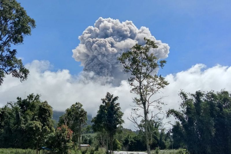 Gunung Marapi Sumatera Barat kembali erupsi dengan skala besar Gunung Marapi Sumatera Barat kembali erupsi dengan skala besar