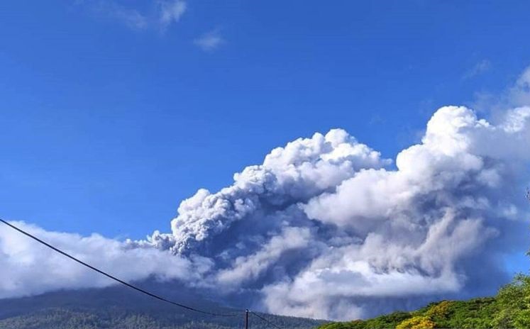 Gunung Lewotobi Laki-laki lontarkan abu vulkanik setinggi 1.000 meter Gunung Lewotobi Laki-laki lontarkan abu vulkanik setinggi 1.000 meter