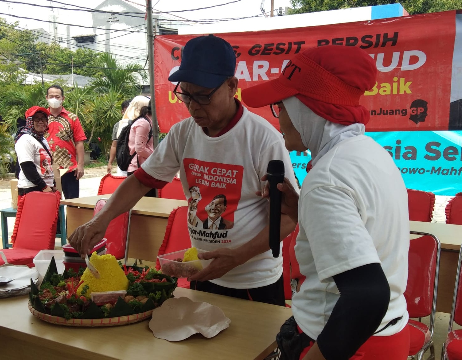 Relawan Ganjar-Mahfud di Tangsel potong tumpeng dan berdoa untuk kemenangan di Pilpres 2024