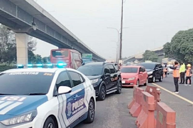 Tol Jakarta-Cikampek KM 55-65 kembali diterapkan contraflow Tol Jakarta-Cikampek KM 55-65 kembali diterapkan contraflow