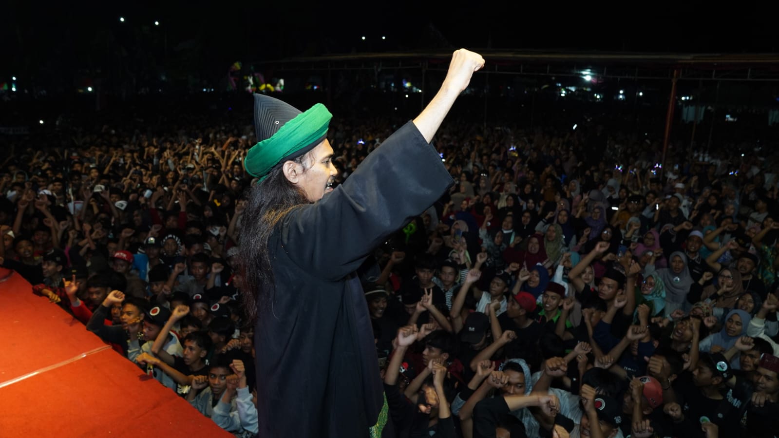 Gus Ali Gindrong pimpin ribuan warga Banyumas Sholawat Kebangsaan untuk Ganjar-Mahfud Gus Ali Gindrong pimpin ribuan warga Banyumas Sholawat Kebangsaan untuk Ganjar-Mahfud