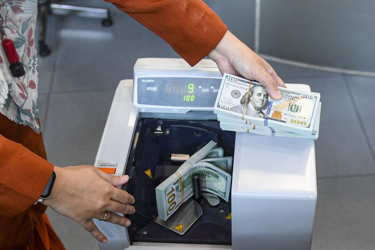 Rupiah turun 17 poin menjadi Rp15.435