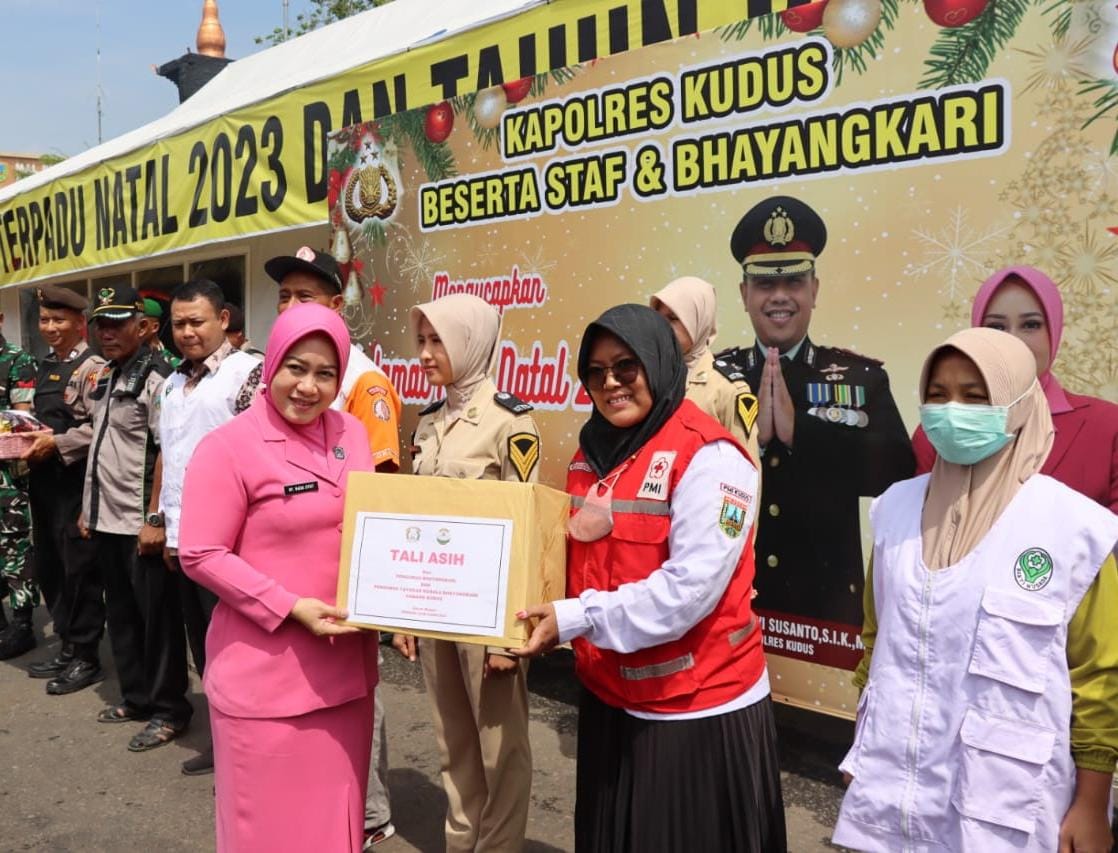 Ketua Bhayangkari Kudus berikan paket sembako di tiga Pospam Nataru Ketua Bhayangkari Kudus berikan paket sembako di tiga Pospam Nataru