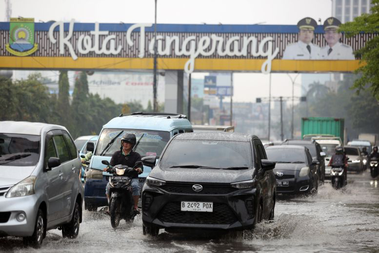 Sebagian besar Banten hujan lebat disertai angin kencang & petir Sebagian besar Banten hujan lebat disertai angin kencang & petir