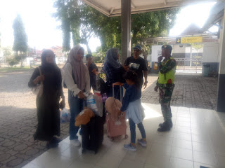 Babinsa Koramil 16/Margasari bantu polisi jaga keamanan Stasiun Prupuk Babinsa Koramil 16/Margasari bantu polisi jaga keamanan Stasiun Prupuk