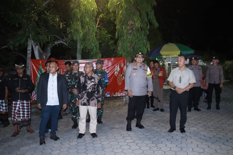 Ratusan personel Kepolisian jaga 78 gereja di Lampung Selatan Ratusan personel Kepolisian jaga 78 gereja di Lampung Selatan