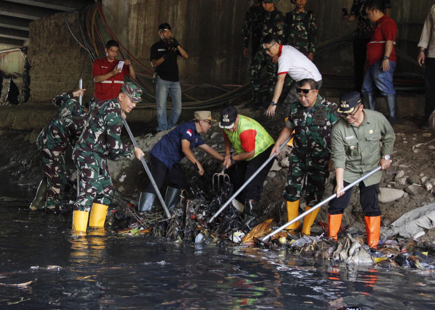 Di Bekasi, peringatan Hari Juang TNI AD dan HUT ke-74 Kodam Jaya diwarnai aksi bersih sungai Di Bekasi, peringatan Hari Juang TNI AD dan HUT ke-74 Kodam Jaya diwarnai aksi bersih sungai