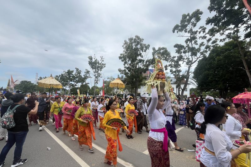 11.200 peserta ikuti pawai budaya Hari Jadi Batam ke-194 11.200 peserta ikuti pawai budaya Hari Jadi Batam ke-194