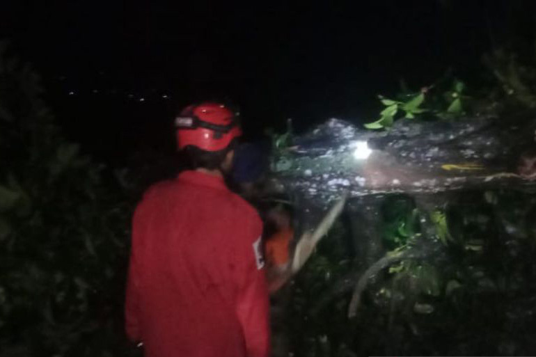 Hujan deras dan angin kencang picu longsor di Sukabumi Hujan deras dan angin kencang picu longsor di Sukabumi