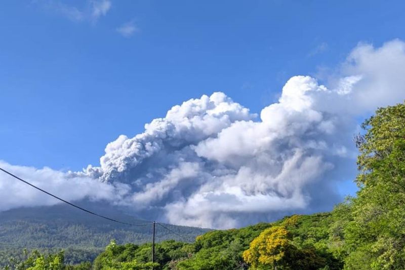 Warga sekitar Gunung Lewotobi diimbau gunakan masker pascaerupsi Warga sekitar Gunung Lewotobi diimbau gunakan masker pascaerupsi