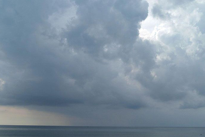 Waspada gelombang laut tinggi dan hujan saat Natal di Bali Waspada gelombang laut tinggi dan hujan saat Natal di Bali